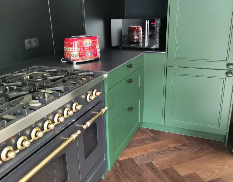 Dark green kitchen fronts