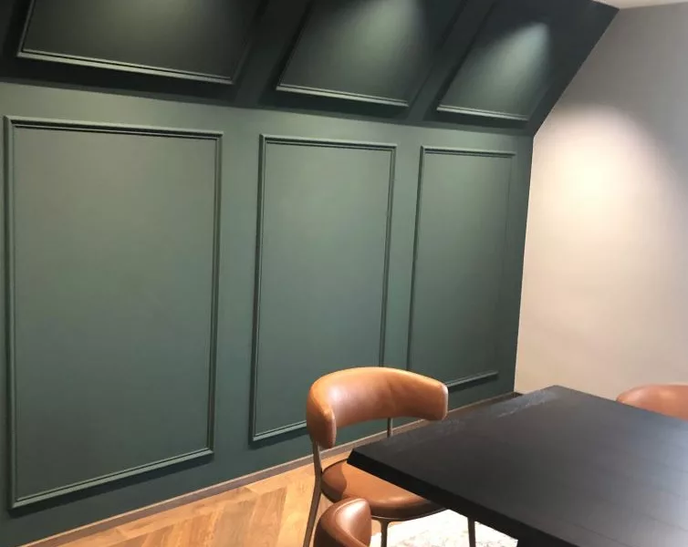 Panelling in dark green